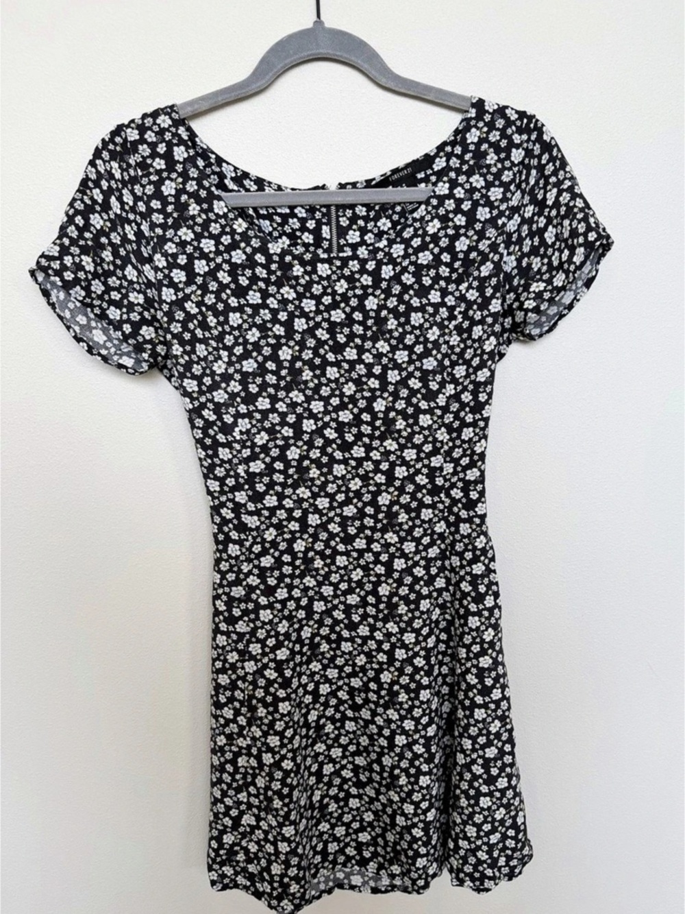Forever 21 Floral Mini Dress in Black & White Size Medium